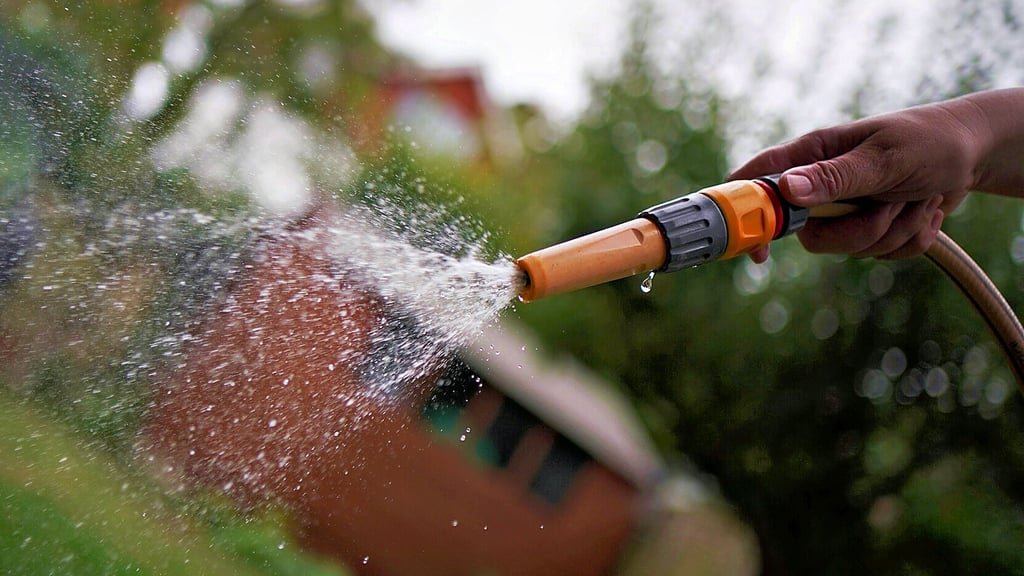 Auch wer einen Brunnen in seinem Garten hat, darf damit ab sofort seinen Garten in der Zeit zwischen 10 und 19 Uhr nicht mehr bewässern.