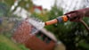 Auch wer einen Brunnen in seinem Garten hat, darf damit ab sofort seinen Garten in der Zeit zwischen 10 und 19 Uhr nicht mehr bewässern.