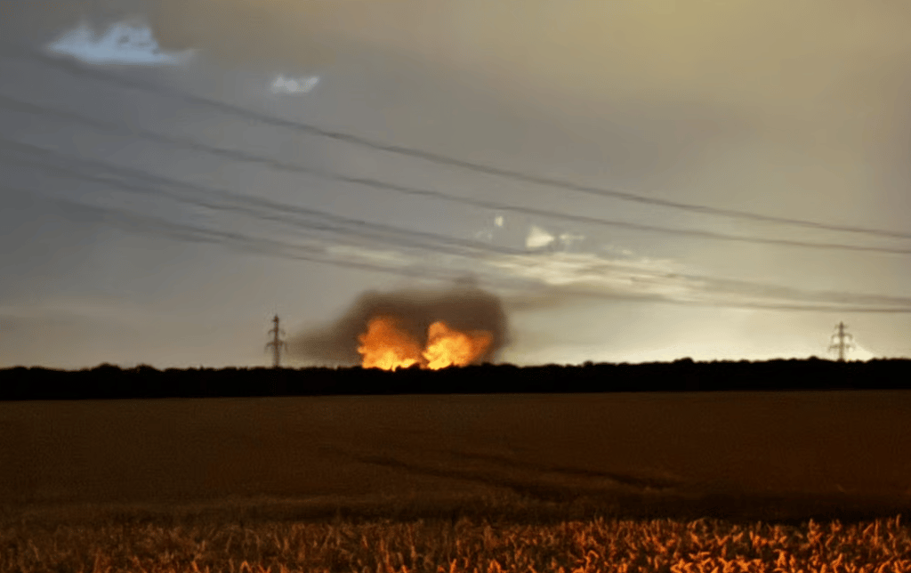 Einsatzkräfte der Feuerwehr kämpfen in Sachsen-Anhalt gegen den nächsten Waldbrand, dieses Mal im Landkreis Anhalt-Bitterfeld.