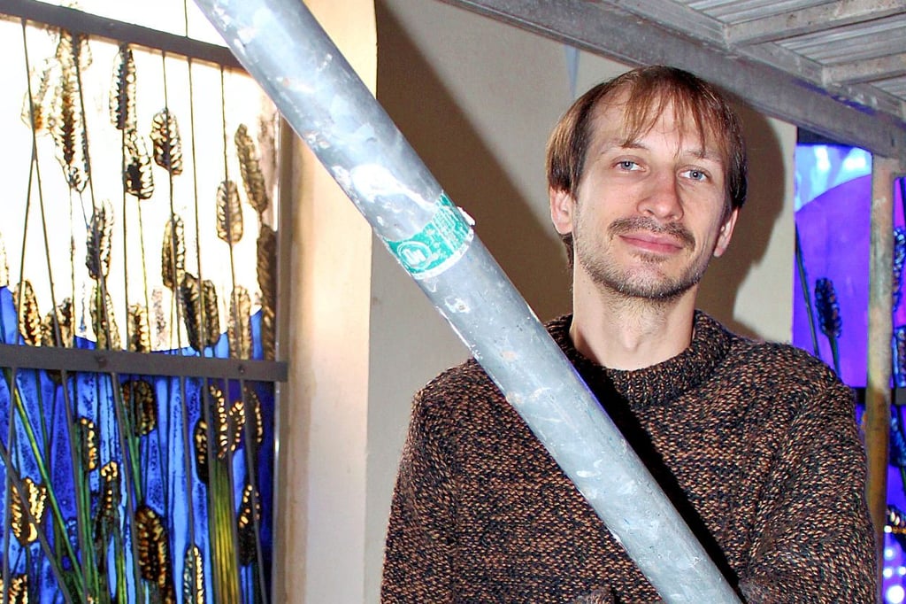 Julian Plodek hat in der Mühlsdorfer Kirche die drei Chorfenster gestaltet. Seine Entwürfe für die nächsten Fenster liegen vor.