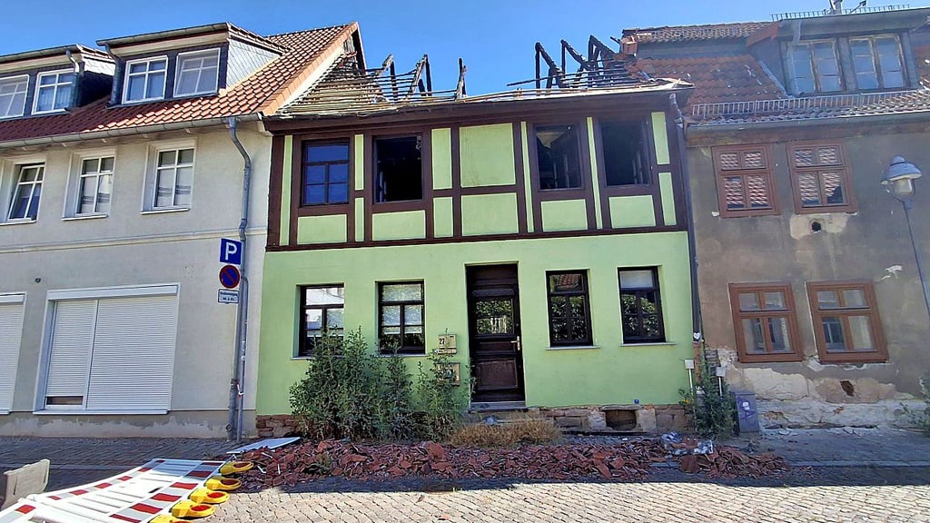 Ende März hat es in der Jacobstraße gebrannt. Noch immer liegen die Ziegel vor dem Haus und die Straße ist gesperrt.