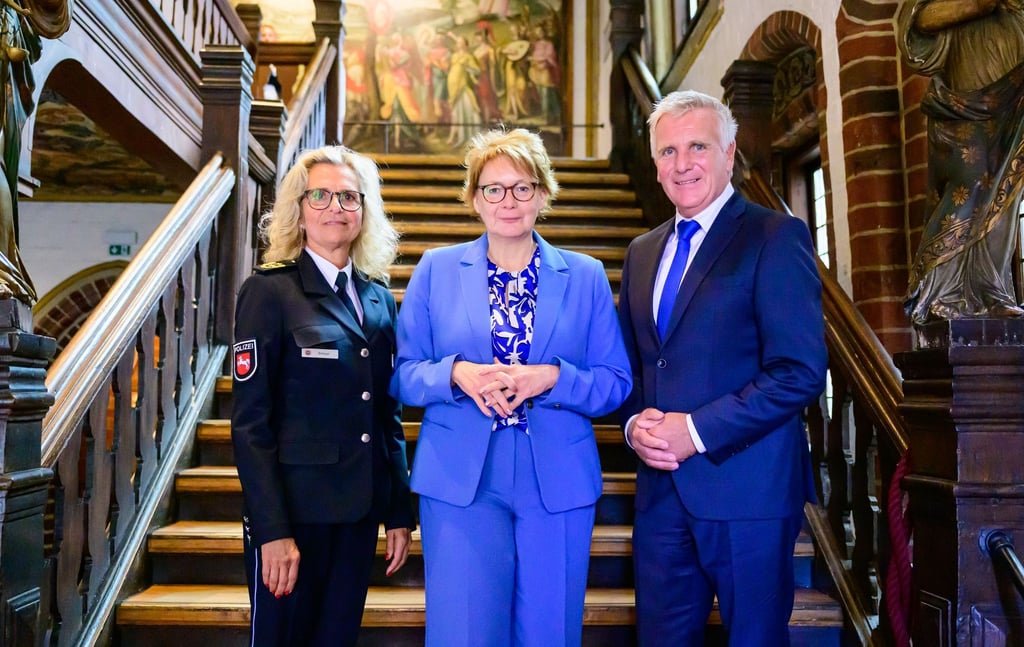 Thomas Ring übergibt den Staffelstab als Präsident der Polizeidirektion Lüneburg an Kathrin Schuol.