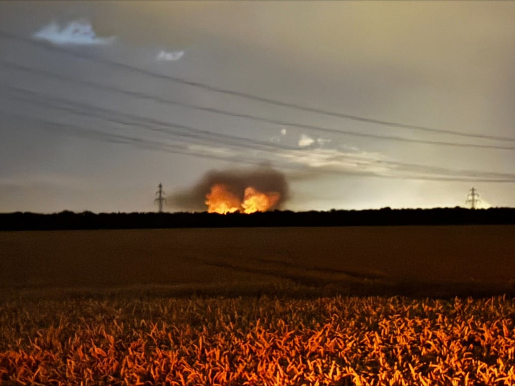 Einsatzkräfte der Feuerwehr kämpfen seit Mittwochabend auch im Landkreis Anhalt-Bitterfeld gegen einen Waldbrand.