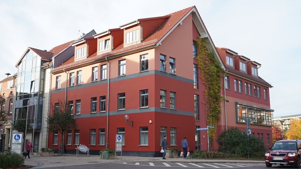 Drei Männer streben ins Wolmirstedter Rathaus.