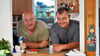 Plötzlich Gastronom: Axel Scheidner aus Freyburg (l.) ist neuer Eigentümer der zwischenzeitlich geschlossenen Imbiss-Gaststätte. Er habe den „Strumpf“ nur unter der Bedingung gekauft, dass der bisherige Koch Andreas Kaden (r.) weitermacht.
