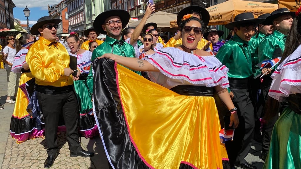 Chorparade zur Eröffnung des Brahms-Chorfestivals 2025 in Wernigerode: Hier ein Chor aus Costa Rica.