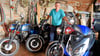 Initiator des Flohmarkts und Heimatvereinsvorsitzender Frank Pätzold in seiner „Motorrad-Abteilung“. Wie man sieht, dominiert hier die MZ.