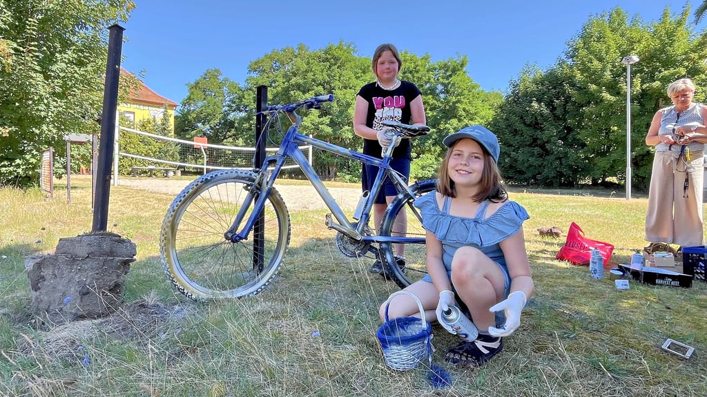 Hannah Thiem (hinten) und Johanna Lücke sind die ersten, die an dem Sommerferien-Projekt teilnehmen. Ihr Kunstwerk wird künftig vor dem Bürgerhaus von Jerichow zu bewundern sein.