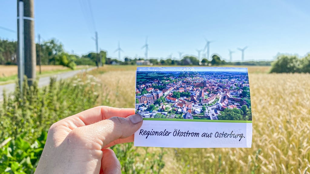 Mit Flyern werben die Energiewerke in Osterburg für den neuen Stromtarif aus regionaler Wind- und Solarkraft.