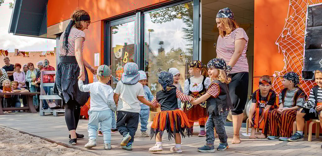 Wie echte Piraten haben die „Lindenstrolche“ mit Tanz und Musik den Sommer eingeläutet.