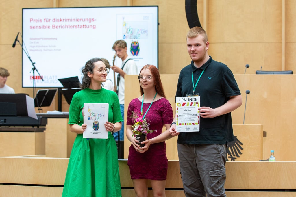 Einige Jugendliche der Hugo-Kükelhaus-Schule in Magdeburg wurden in Berlin für ihre Schülerzeitung ausgezeichnet.