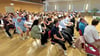 Zahlreiche Gäste, Familien und Absolventinnen und Absolventen verfolgen die feierliche Freisprechung im Kulturhaus Wolfen.