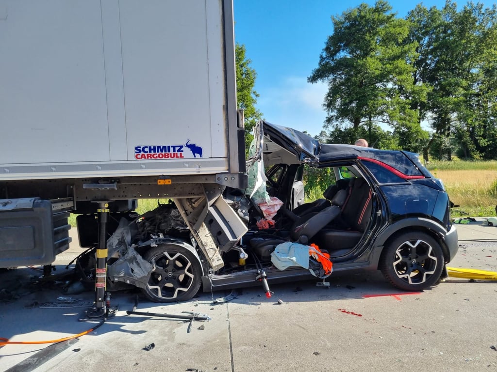 Ein Opel-Fahrer ist am Mittwochnachmitag auf der A2 in Fahrtrichtung Berlin bei Theeßen unter einen Lkw eingeklemmt worden. Dass er überlebt hat, gleicht einem Wunder.