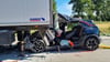 Ein Opel-Fahrer ist am Mittwochnachmitag auf der A2 in Fahrtrichtung Berlin bei Theeßen unter einen Lkw eingeklemmt worden. Dass er überlebt hat, gleicht einem Wunder.