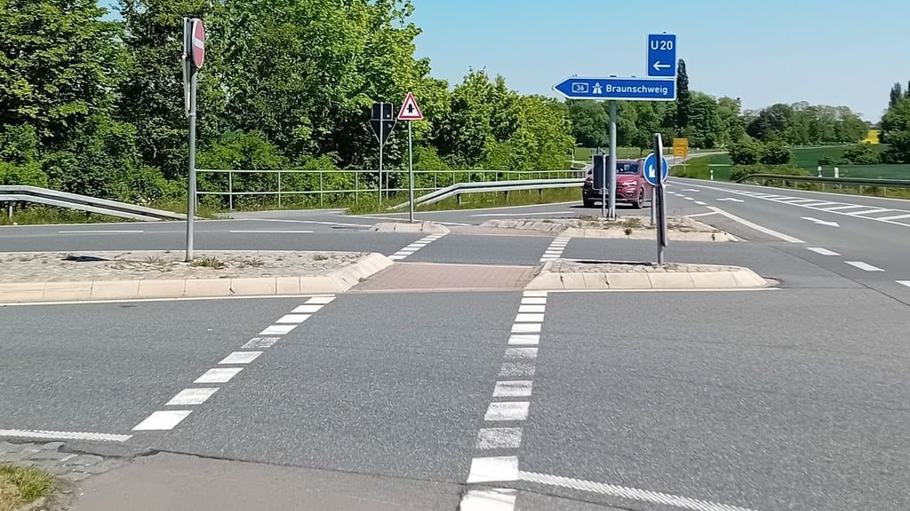 Der bevorrechtigte Radweg entlang der L82 soll im Querungsbereich mit der Autobahn-Anschlussstelle Wernigerode-Mitte zur besseren Wahrnehmung rot markiert werden. Die Autobahn GmbH stellt sich quer und will die Vorfahrtsregeln hier gänzlich ändern.