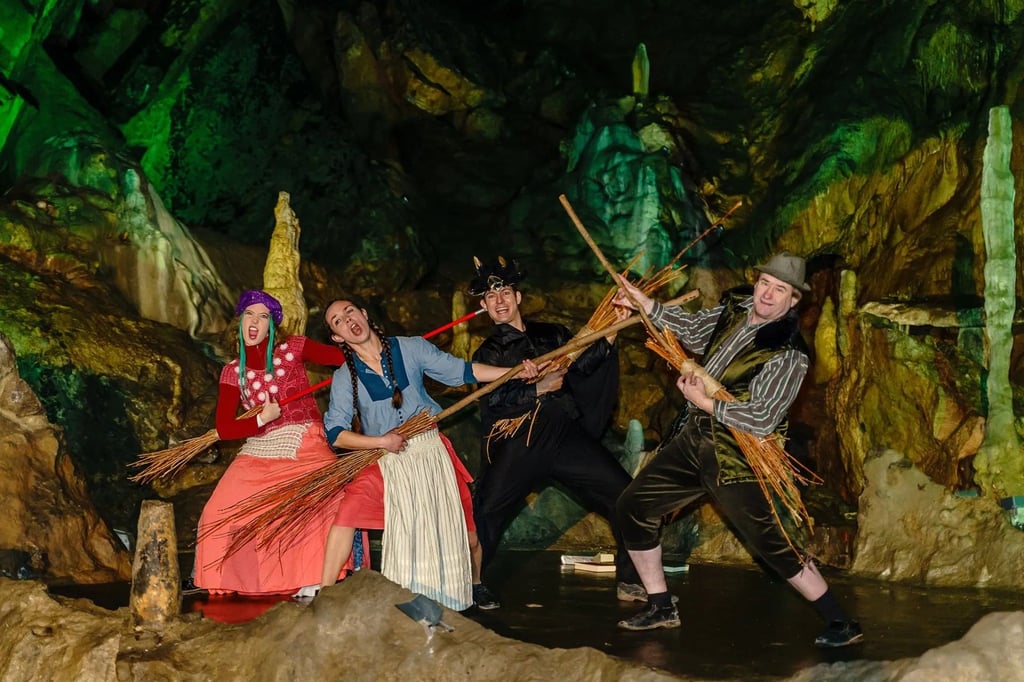 Das Theaterstück "Die kleine Hexe" gibt es in der Baumannshöhle.