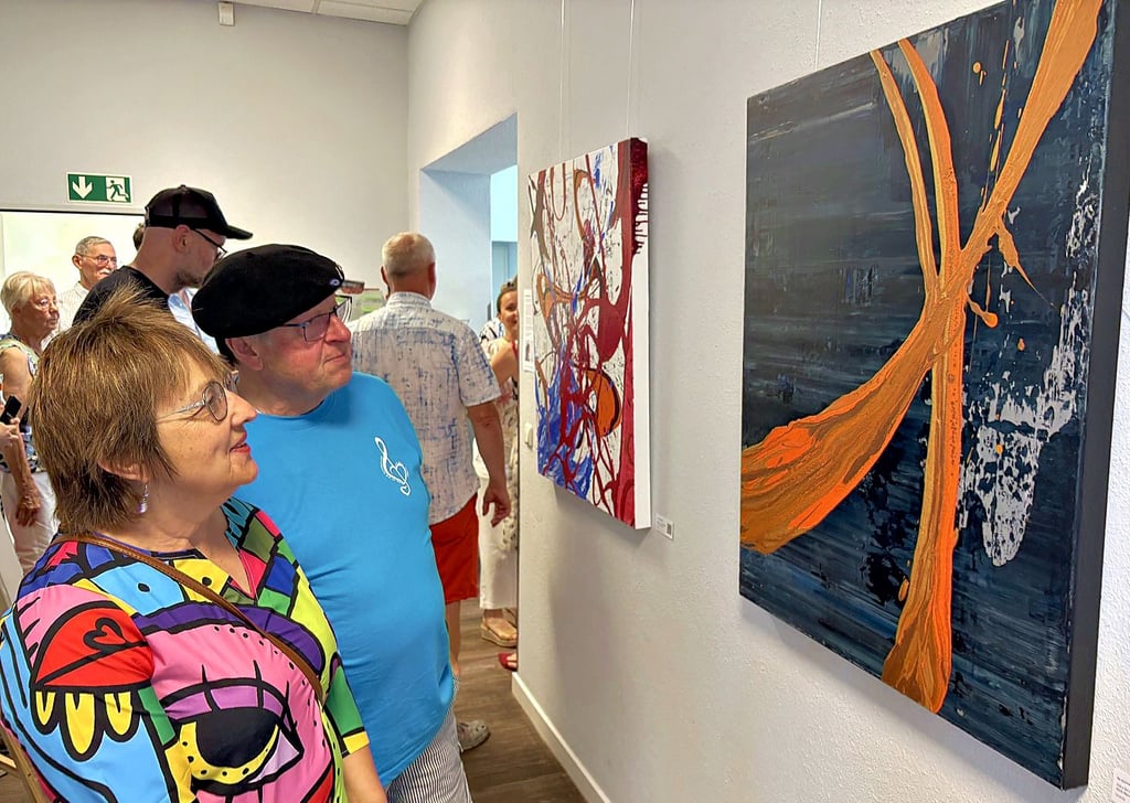 Adeline Fruth und Willi Wiederstein tauschten sich bei der Vernissage zur Ausstellung „Diagnose: Kunst“ in Burg aus.
