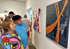 Adeline Fruth und Willi Wiederstein tauschten sich bei der Vernissage zur Ausstellung „Diagnose: Kunst“ in Burg aus.