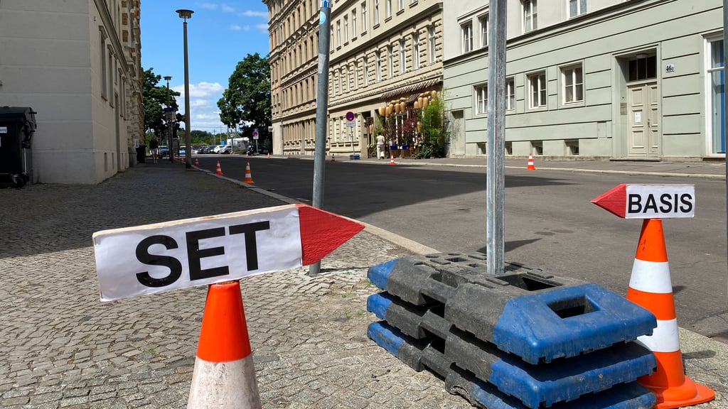 Die Otto-von-Guericke-Straße und die Keplerstraße werden aktuell als Filmset für die MDR-Krimireihe "Polizeiruf 110" genutzt.