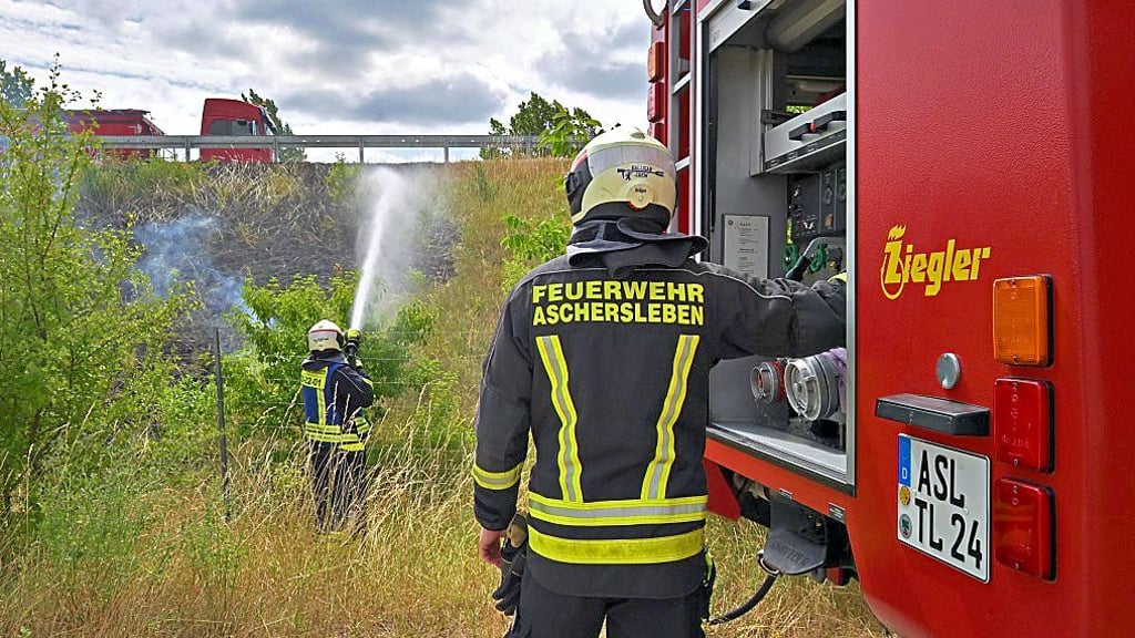 An der A36 musste die Ascherslebener Wehr einen Böschungsbrand löschen.