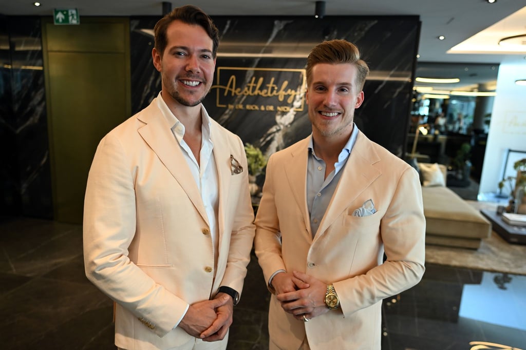 Die Verbraucherzentrale klagt gegen das Unternehmen Aesthetify von „Dr. Rick und Dr. Nick“.