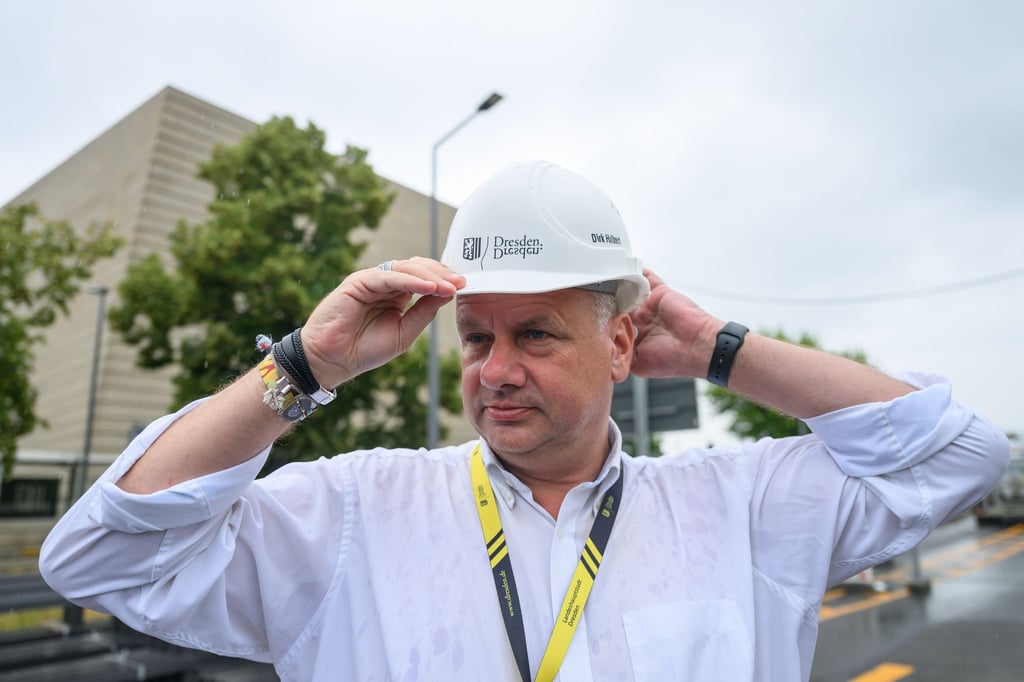 OB Dirk Hilbert dankt den Bauarbeitern an der Carolabrücke.
