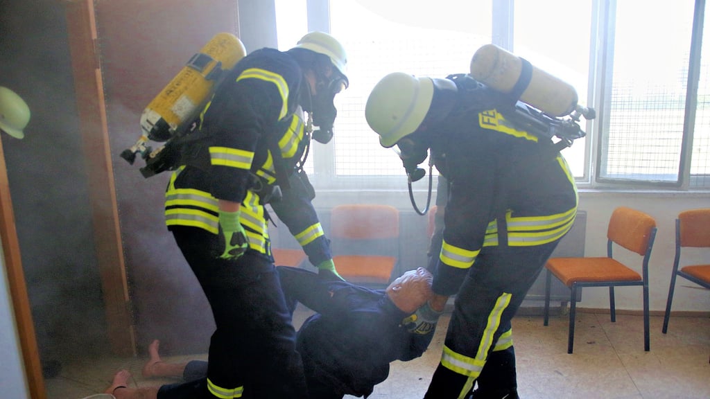 Die Feuerwehrmänner Sascha Nicol aus Tangermünde (links) und Lukas Booß aus Stendal waren bei der ersten Atemschutzgeräteträger-Ausbildung in der Woche  in der Feuerwehrtechnischen Zentrale dabei.