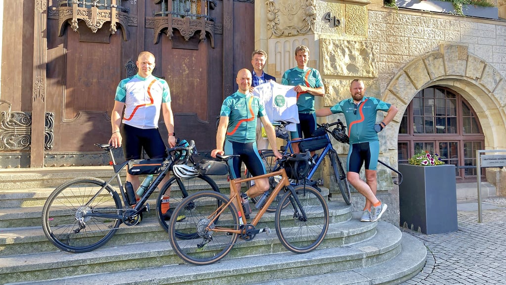 Oberbürgermeister Robert Reck nahm die am Dienstagabend in Dessau-Roßlau eingetroffenen Teilnehmer der Gedenkfahrradtour „Bike the Line“ in Empfang.