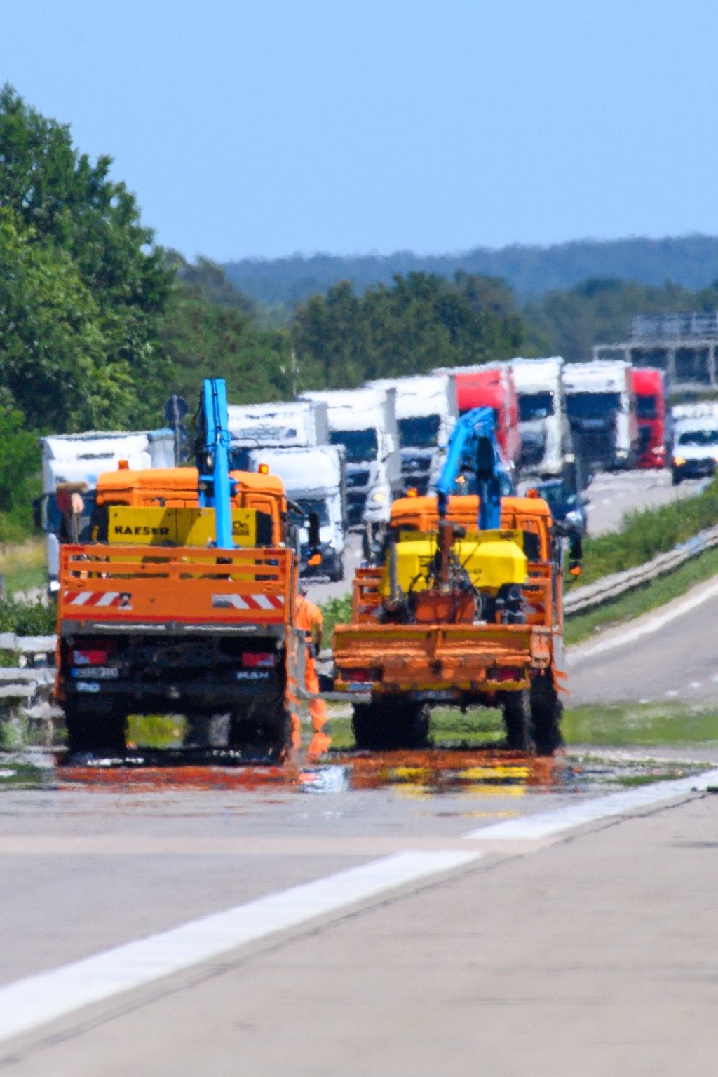 Olivenöl war am Samstag auf der A2 ausgelaufen. (Archivbild)