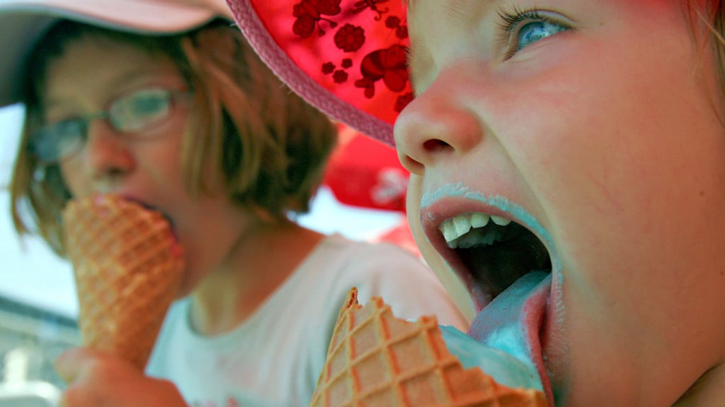 Kinder beim Eisessen. Die kalte Süßspeise ist in Salzwedel in drei Eisdielen zu haben, die ihre Kunden mit neuen Kreationen überraschen.