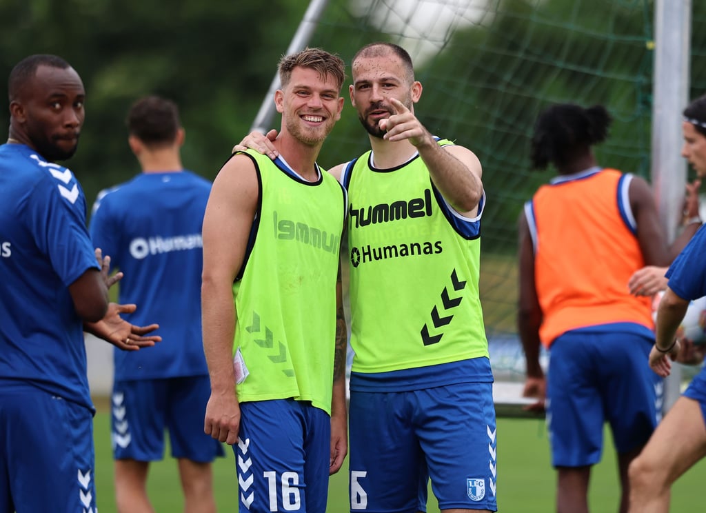 Da ist die Kamera! Marcus Mathisen (l.) und Aleksa Marusic.