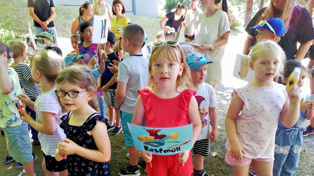 Mit einem Lied eröffneten die Steppkes der Kita Kinderträume ihre Sommerfest, das zugleich den Abschluss ihres Müll-Projektes bildete.