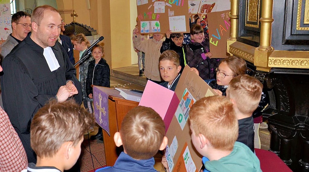 Kornelius Werner in Arbeitskleidung in der Grundschule Rathmannsdorf. Der Pfarrer war in sieben Gemeinden zuständig.