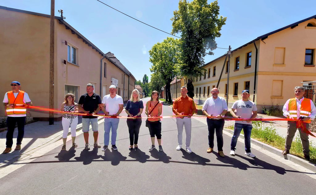 Die Straße in Glauzig wird offiziell freigegeben.