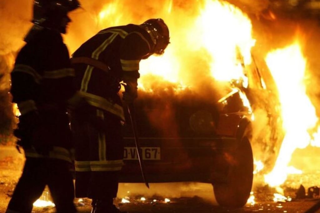 Die Feuerwehr löschte den Brand eines Großraumtaxis in der Gustav-Mahler-Straße in Zeitz.