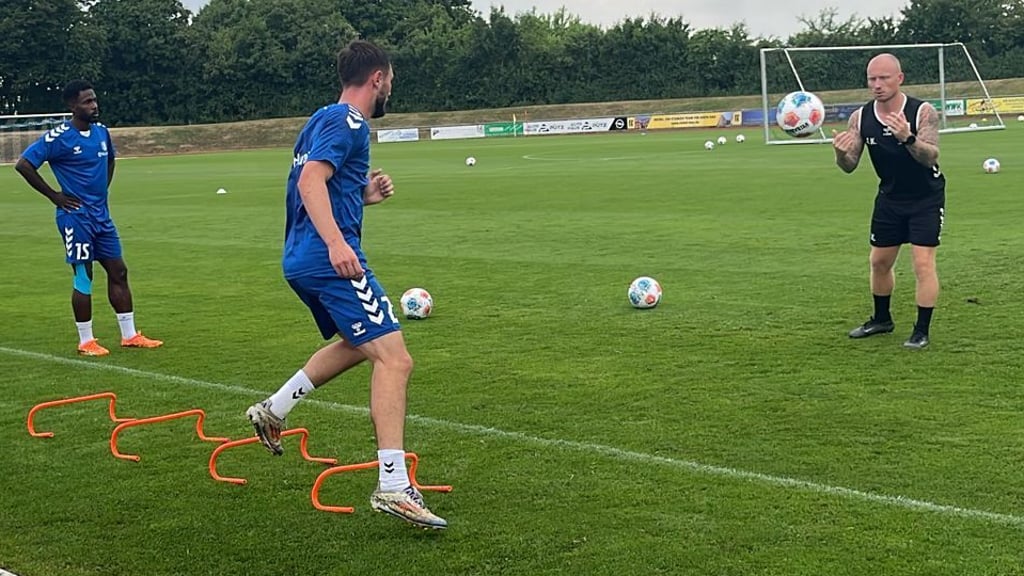 Daniel Heber (li.) und Samuel Loric trainierten beim 1. FC Magdeburg individuell.