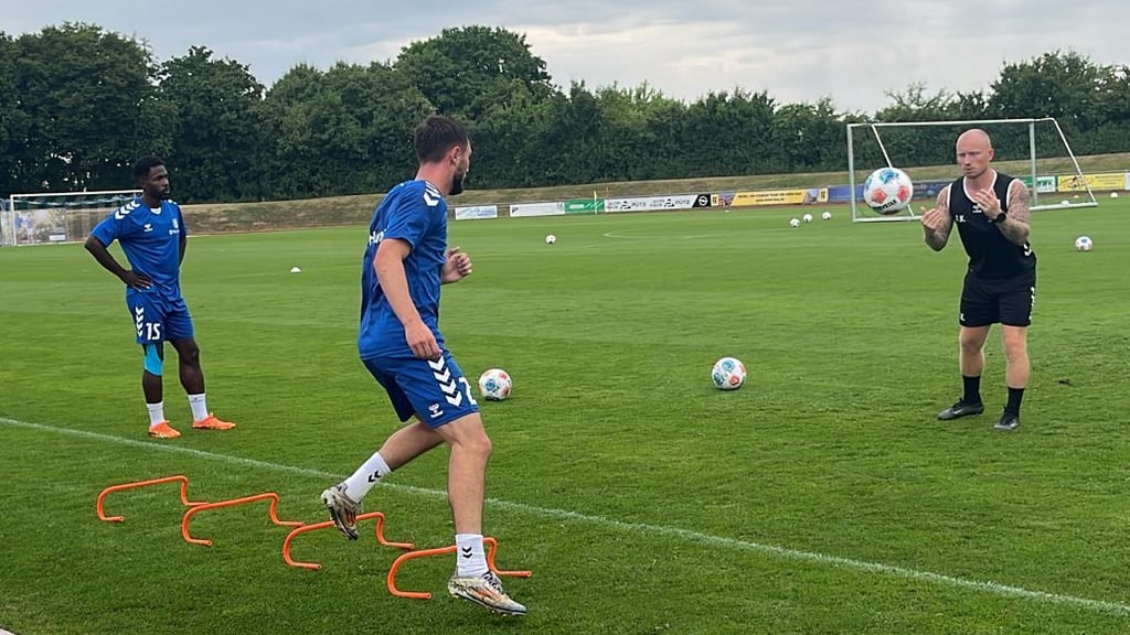 Daniel Heber (li.) und Samuel Loric trainierten beim 1. FC Magdeburg individuell.
