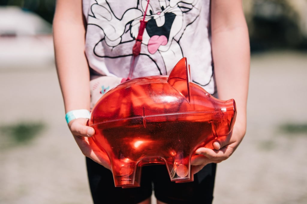 Wer für sein Kind Geld zurücklegen möchte, sollte das Sparziel und den Zeithorizont im Blick haben.