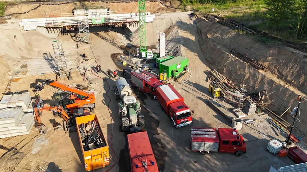 So sah es unweit der Einsatzstelle aus: Mehrere Wehren löschten den Öd- und Waldlandbrand am Solarfeld Zangenberg, nicht allzu weit entfernt von der neuen Eisenbahnbrücke.