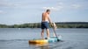 Stand-up-Paddling ist ein Ganzkörpertraining, bei dem die Muskulatur in Armen, Rücken und Rumpf gestärkt wird.