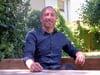Kornelius Werner im Pfarrgarten in Hecklingen. In eineinhalb Wochen zieht der Pfarrer an die Ostsee.