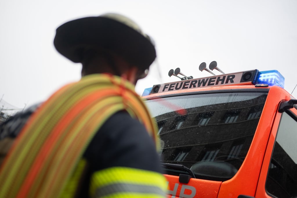 Einsatzkräfte der Feuerwehr kämpfen nach Thale und Quedlinburg gegen den nächsten Waldbrand. (Symbolbild)