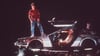 In „Zurück in die Zukunft“ wird der von Michael J. Fox verkörperte Held Marty McFly - mit Hilfe eines umgebauten Sportwagens vom Typ DeLorean DMC-12 - aus dem Jahr 1985 ins Jahr 1955 katapultiert.