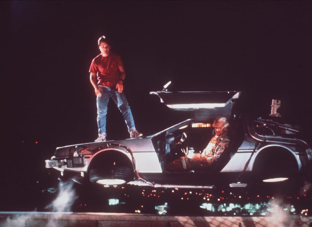 In „Zurück in die Zukunft“ wird der von Michael J. Fox verkörperte Held Marty McFly - mit Hilfe eines umgebauten Sportwagens vom Typ DeLorean DMC-12 - aus dem Jahr 1985 ins Jahr 1955 katapultiert.
