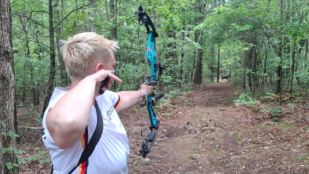 Heike Gordziel ist bei den „World Police and Fire Games“ in den USA dabei. Hier schießt die Sportbogenschützin auf ein 3D-Ziel im Gelände.
