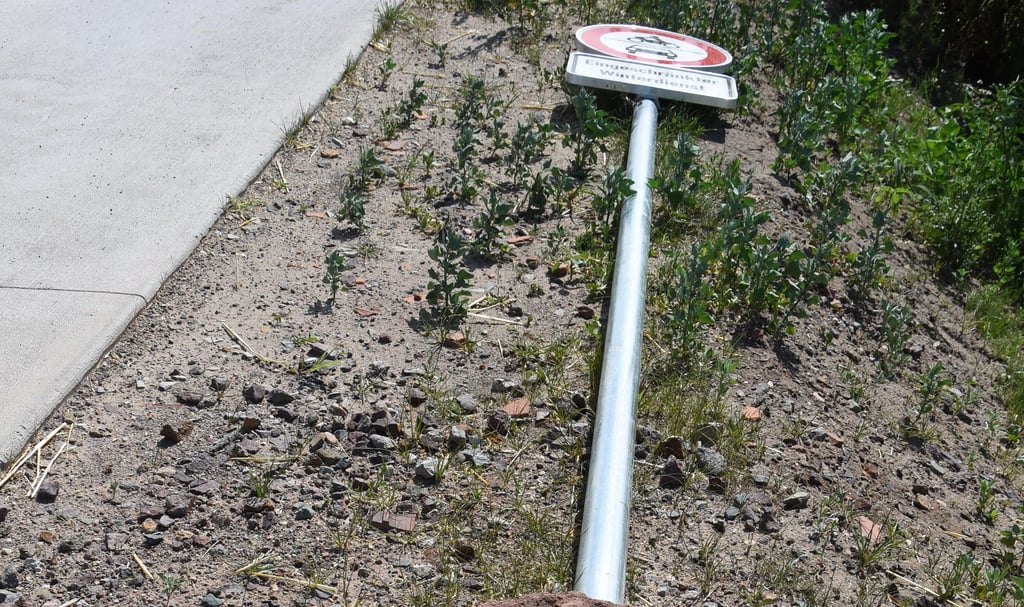 Dies ist eins der Verkehrsschilder, die samt Betonsockel aus der Erde geholt und neben den Radweg gelegt worden sind.