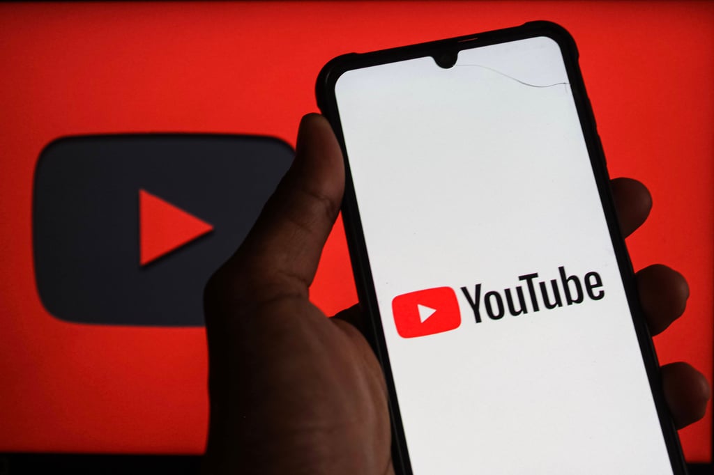 Die YouTube-App ist auf einem Smartphone geöffnet.
