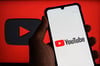 Die YouTube-App ist auf einem Smartphone geöffnet.