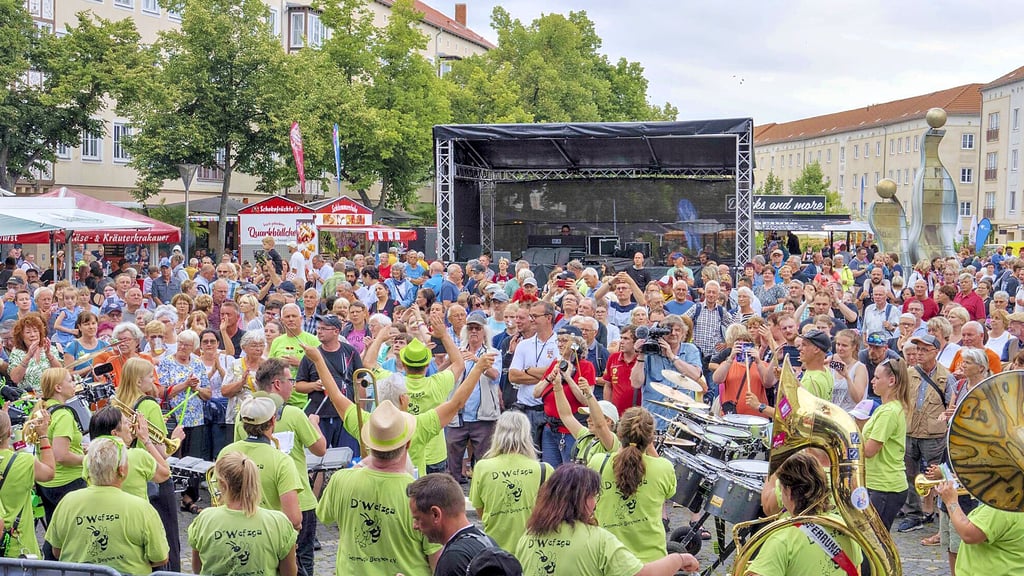 Die Hauptbühne auf dem Marktplatz des Dessaer Stadtfestes 2024.
