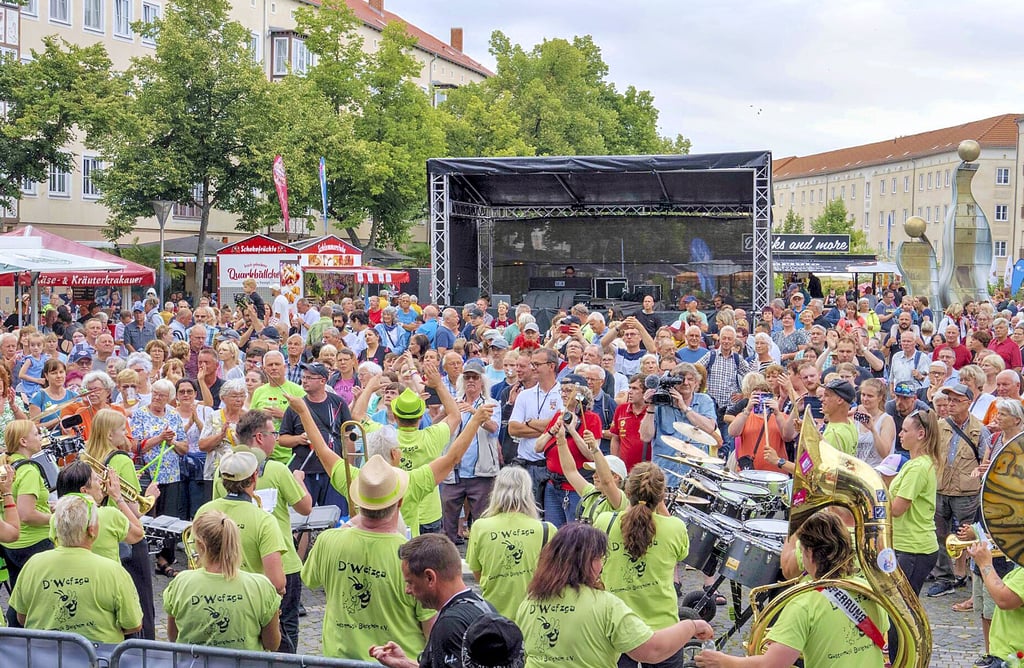 Die Hauptbühne auf dem Marktplatz des Dessaer Stadtfestes 2024.